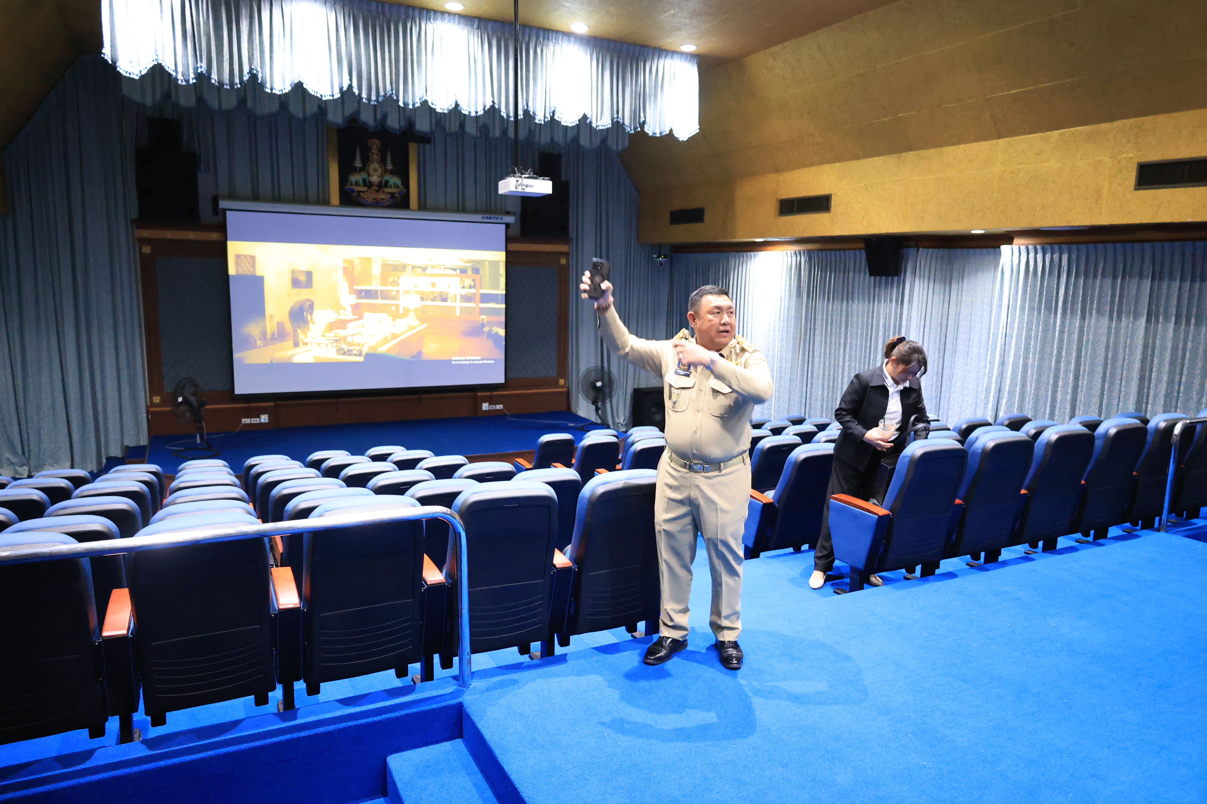 title - เลขาธิการ ส.ป.ก. ตรวจความเรียบร้อย การปรับปรุงห้องประชุม ชั้น 4 ศาลาพระมิ่งขวัญ ศูนย์ส่งเสริมและพัฒนาอาชีพเสริมนอกภาคการเกษตร (ศพส.) อำเภอบางไทร จังหวัดพระนครศรีอยุธยา